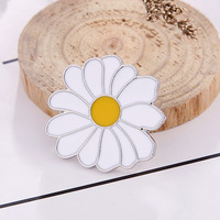 Nouvel arrivage d'épingles de botanique insigne en gros fleur Bellis Perennis dessin animé lettre émail épingle LOGO personnalisé épinglettes vierges marguerite