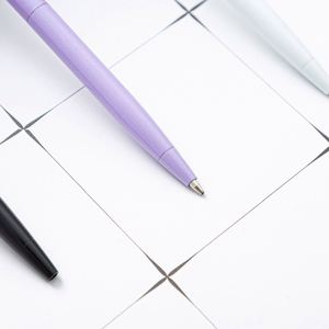 ปากกาลูกลื่นโลหะน่ารักพร้อมพู่ขนฟู - อุปกรณ์สำนักงานลายการ์ตูนพกพาสะดวก ของขวัญส่งเสริมการขายสุดน่ารักสำหรับนักเรียน - Product Image 3