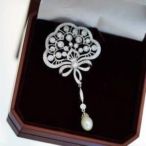 Broche de Perlas de Agua Dulce de Alta Calidad, Forma de Arroz de 9-10 mm, Diseño de Flor de Pavo Real, con Luz Intensa y Ligeras Imperfecciones - Product Image 3