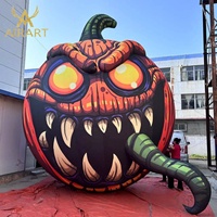 Monstre citrouille gonflable géant créatif tenant une pipe comme décoration d'Halloween, monstre citrouille gonflable effrayant de dessin animé