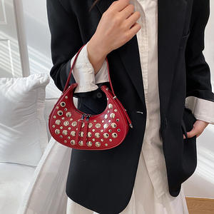 Sac mini hobo clouté <span class=keywords><strong>pour</strong></span> femme - Sac à bandoulière tendance en cuir PU <span class=keywords><strong>pour</strong></span> les soirées et les tenues décontractées - Product Image 4