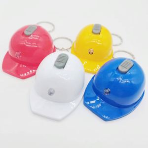 Llavero con Linterna LED Creativa en Forma de Bombilla y Abrebotellas, Personalizado al por Mayor - Product Image 1