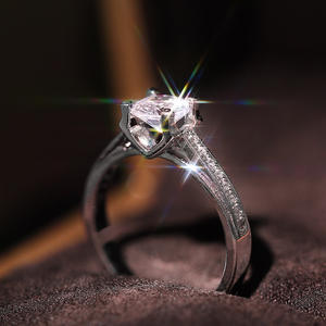 Anello di fidanzamento classico da donna in oro bianco F590 con diamante rotondo taglio brillante colore G naturale - Product Image 3