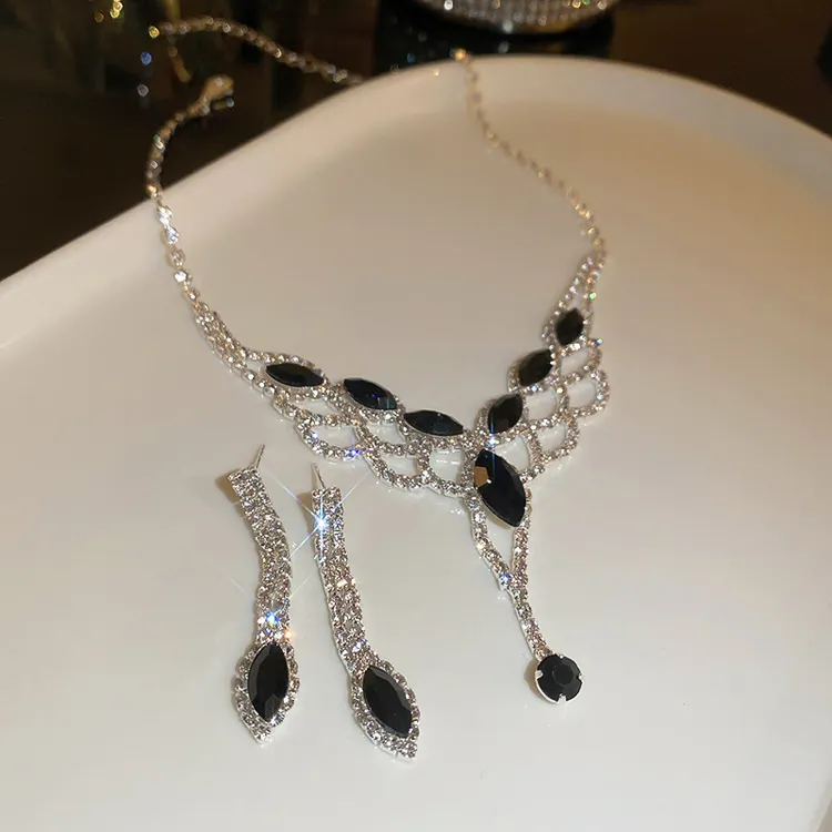 Mode fortschritt liche geometrische V-förmige Strass Quaste Ohrringe Halskette Set exquisite Luxus Schlüsselbein Kette Schmuck Großhandel