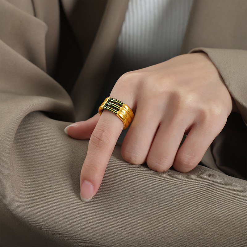 แหวนทองประดับเช็กสีเขียว A538