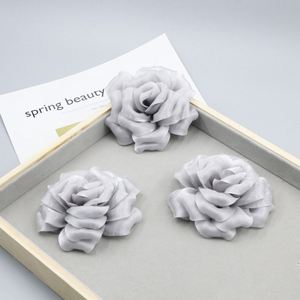 Flor de Rosa de Tela Satinada Colorida Hecha a Mano de 10 cm, Ecológica, Reutilizable, para Decoración de Cabello en Bodas y Fiestas - Product Image 2