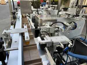 Etichettatrice Automatica per Timbri Fiscali su Scatole di Cartone con Colla a Caldo e Adesivi Personalizzati - Product Image 3