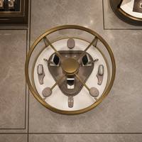 Vitrine de présentation de bijoux en laiton rond avec plateau rotatif intérieur, vitrine en verre trempé, quatre pieds, comptoir de bijouterie