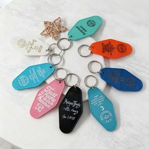 Porte-clés souvenir d'hôtel en laiton personnalisé de haute qualité, avec logo imprimé en métal doré et émail souple - Product Image 1