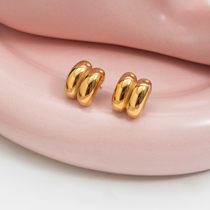 Boucles d'oreilles à clous double couche plaquées or, design géométrique, bijoux tendance - Product Image 4