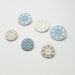 Accesorios <span class=keywords><strong>de</strong></span> <span class=keywords><strong>ropa</strong></span> con botones <span class=keywords><strong>de</strong></span> escudo cosidos a mano <span class=keywords><strong>de</strong></span> metal con el logotipo <span class=keywords><strong>de</strong></span> la <span class=keywords><strong>marca</strong></span> más vendido - Product Image 6