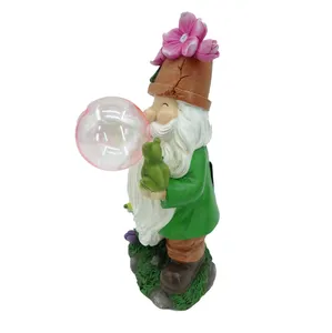 Top Grace Handmade Dwarf Figurine Garden Gnome With Solar Light Holding Mushroom Resin Sculpture Outdoor