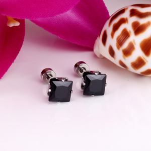 Pendientes de tuerca cuadrados de circonita con tornillo de acero inoxidable hipoalergénico chapado en oro PVD de 18 quilates al por mayor para niños - Product Image 5