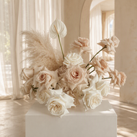 Centerpiece bunga pernikahan warna biru dusty dan oranye terang, terbuat dari sutra hydrangea dan mawar dengan dudukan logam emas untuk dekorasi lorong rumput.