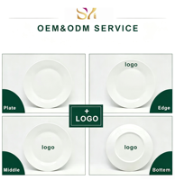 Assiettes de présentation en céramique blanche en gros, 13 pouces, forme irrégulière festonnée, en porcelaine mate ondulée moderne pour la décoration de table de mariage