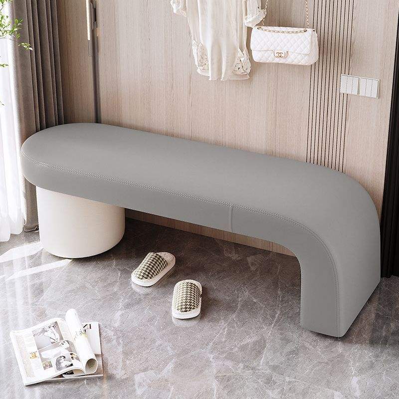 Superficie gris con pies redondos blancos.