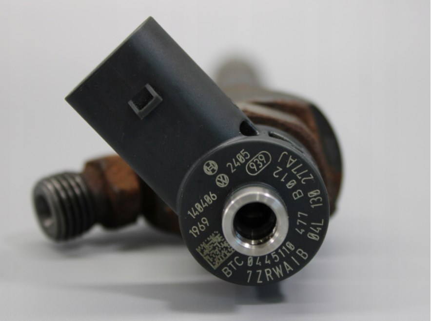 common rail injector 0445110477 04L130277AJ 04L130277G injector for AUDI  Skoda Seat injector nozzle 0445110477 04L130277AJ