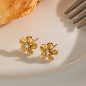 Boucles d'oreilles clous fleur en zircone cubique, acier inoxydable plaqué or 18 carats PVD pour femme, luxe, fraîcheur, douceur, chic, tendance, usage quotidien - Product Image 4