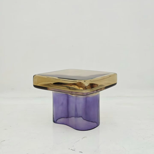 Moderne minimalistische kubusvormige resin salontafel voor een onafhankelijke designerconceptwinkel & speciaalzaak voor pour-over koffie - Product Image 5