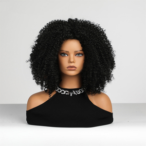 Perruque noire <span class=keywords><strong>cheveux</strong></span> <span class=keywords><strong>mi</strong></span>-longs vague super bouclée avec <span class=keywords><strong>frange</strong></span> perruque africaine femmes fibre résistante à la chaleur mat durable photo en direct - Product Image 1