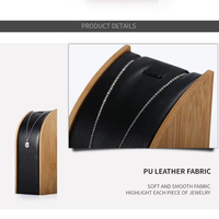 Présentoir à Colliers en Bois DIGU, Support en Cuir PU Noir en Forme d'Arc pour Pendentifs et Chaînes, Idéal pour Vitrine, Comptoir de Vente et Accessoire Photo