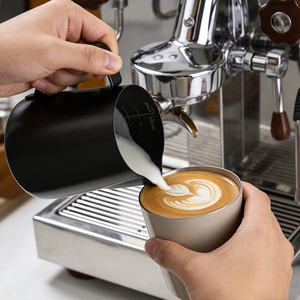 เหยือกนมสแตนเลส 304 สีดำเงิน สำหรับบาริสต้า ปากแหลม มีสเกลวัดปริมาณด้านใน ความจุ 600 มล. สำหรับทำลาเต้อาร์ต  พร้อมสกรีนโลโก้ได้ - Product Image 4