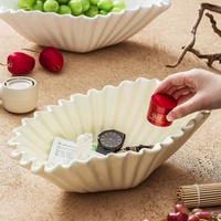 Grote capaciteit witte keramische fruit- en snack schaal, modern minimalistisch design voor voedseldecoratie