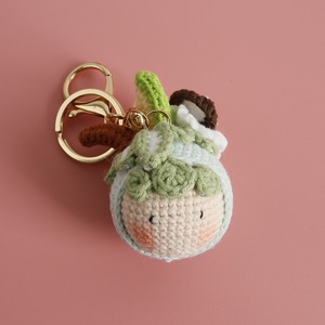 Venta al por mayor de llaveros modernos hechos a mano, súper lindos, de animales de ganchillo, colgantes decorativos, muñecos de frutas, regalo de Pascua y cumpleaños - Product Image 3