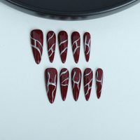 Uñas artificiales hechas a mano con base de color rojo sólido y líneas plateadas pintadas a mano, uñas reutilizables de alta calidad.