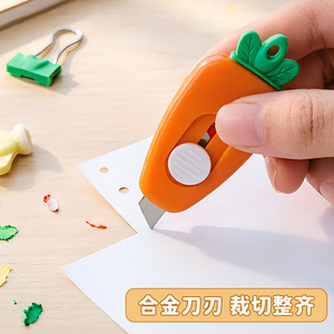 Cuchillo Multiusos Mini Cartoon con Diseño de Zanahoria y Maíz, Portátil y Afilado para Abrir Embalajes de Regalos - Product Image 3