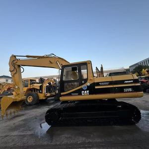 Excavatrice CAT 320BL jaune et noire sur chenilles avec godet de terrassement – Équipement de construction - Product Image 2