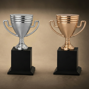 Trophée sportif en métal moulé sous pression de qualité supérieure avec base en bois, finition or chromé, gravé au laser pour les champions et les vainqueurs - Product Image 1