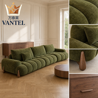 Ensemble de meubles de salon de villa moderne, canapé rembourré vert sur mesure, fauteuils et table basse