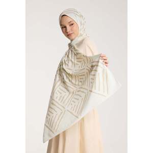 Bufanda en Forma de V de Tono Puro en Beige Marfil, Prendas de Punto para Mujer - Product Image 4