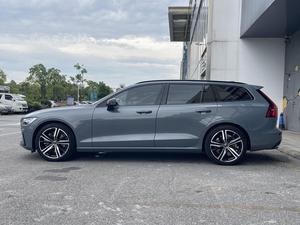 Voiture d'<span class=keywords><strong>occasion</strong></span> <span class=keywords><strong>Volvo</strong></span> <span class=keywords><strong>V60</strong></span> B5 48V 2022, break de luxe d'<span class=keywords><strong>occasion</strong></span>, conduite à gauche, automatique, robuste, high-tech, sportif, scandinave, 250 ch, 350 Nm - Product Image 3