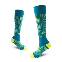 Chaussettes de compression sportives rayées tricotées montantes à séchage rapide anti-frottement en nylon ODM pour le cyclisme, la course et le saut
