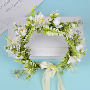 Serre-tête ajustable fait main en rotin vert bohème avec fleur de chrysanthème et boucle, bandeau floral blanc pour femme - Product Image 3