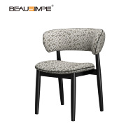 Chaise de salle à manger Virgola, tissu italien de luxe à motifs, rembourrée, dossier incurvé capitonné, pieds en bois massif, style moderne pour la maison, l'hôtel, la villa