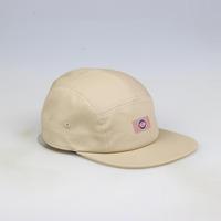 Casquette beige de haute qualité à 5 panneaux avec patch tissé, logo personnalisé, visière plate, sangle en sergé de coton réglable, casquette de camping en plein air