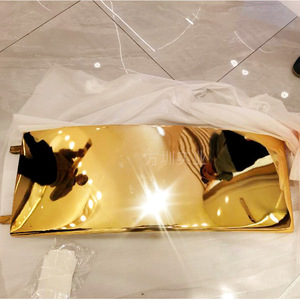 Escultura Abstracta Chapada en Oro, Forma Irregular, Montaje en Suelo, Diseño Artístico Contemporáneo para Exteriores - Product Image 1