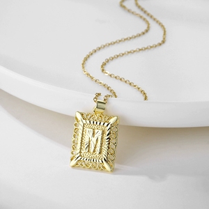 Collar con Colgante de Letra Inicial Chapado en Oro de 18k de Acero Inoxidable con Monograma Cuadrado de la A a la Z para Hombre y Mujer - Product Image 3