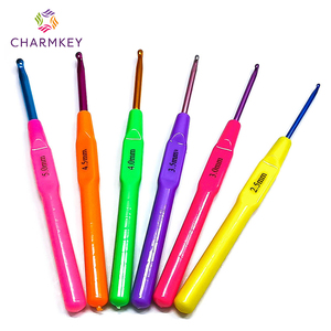 <span class=keywords><strong>6</strong></span> pièces de couleurs multiples pour l'artisanat du tissage Poignée ergonomique en plastique Alumine Aiguilles à crochet Outil à <span class=keywords><strong>tricoter</strong></span> Ensemble de crochets pour chandail de bricolage - Product Image 5