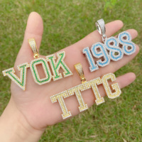 Collar de moda personalizado con colgante de placa de identificación de circonita cúbica (CZ) con letras en inglés cosidas, cadena de cuerda, chapado en rodio, estilo moderno