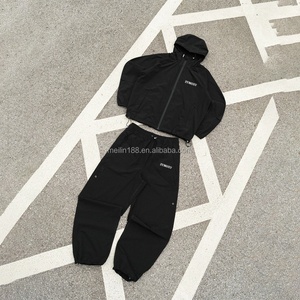 Ensemble de survêtement coupe-vent personnalisé en usine : veste zippée en polyester et pantalon en nylon, ensemble deux pièces léger pour le jogging - Product Image 2