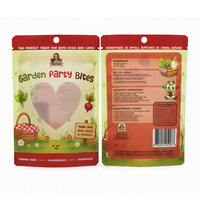 Sachets Mylar personnalisés à finition mate avec fenêtre de forme spéciale et trou de suspension rond pour friandises pour animaux et aliments pour chiens