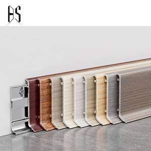 Plinthe en aluminium durable avec finition imitation bois réaliste pour la protection des sols et des murs intérieurs – Disponible - Product Image 1