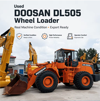 Chargeuse frontale sur roues Doosan DL505 de qualité fiable, avec pièces de précision et système de fonctionnement stable, idéale pour les entrepôts à céréales et les sites de stockage.
