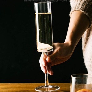 Calice da Vino in Cristallo Soffiato a Mano con Logo Personalizzato, Forma Cilindrica Quadrata - Product Image 5
