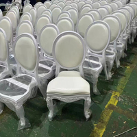Chaise Louis moderne empilable pour événements commerciaux et mariages, avec dossier en résine à motif floral incurvé, démontable, coussin amovible, pour extérieur