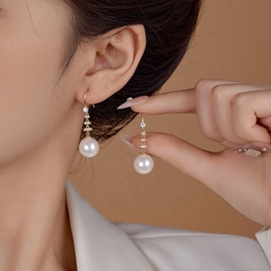 Boucles d'oreilles clous en perles de style vintage français de luxe 2025 avec zircon, bijoux en cuivre exquis pour le tempérament féminin - Product Image 1